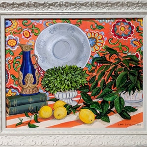 Puede incluir: Una pintura de bodeg&oacute;n con una jarra azul y dorada, un plato blanco, una planta verde en una maceta blanca, limones y una planta verde frondosa sobre un mantel a rayas rojas y blancas con un patr&oacute;n floral.