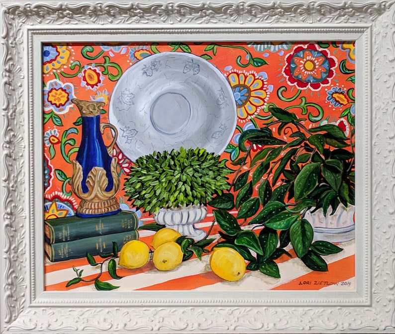 Puede incluir: Una pintura de bodeg&oacute;n con una jarra azul y dorada, un plato blanco, una planta verde en una maceta blanca, limones y una planta verde frondosa sobre un mantel a rayas rojas y blancas con un patr&oacute;n floral.
