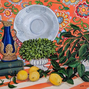 Puede incluir: Una pintura de bodeg&oacute;n con una jarra azul y dorada, un plato blanco, un arbusto verde en una maceta blanca y limones sobre un mantel a rayas rojas y blancas con un patr&oacute;n floral.