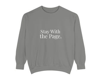 Sudadera premium "Read With Intention" / Cuello redondo teñido en prenda / Ropa minimalista para amantes de los libros / Ropa literaria