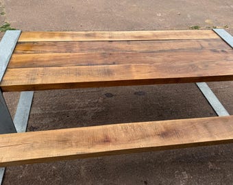 Rustieke buitentafels op bestelling gemaakt.