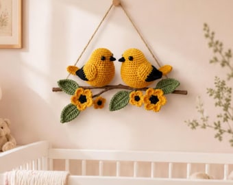 Schema per realizzare all'uncinetto una coppia di fringuelli gialli, decorazione amigurumi con uccellini innamorati su un ramo (schema in PDF)