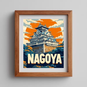 Può includere: Stampa artistica incorniciata con un'illustrazione stilizzata del Castello di Nagoya. L'opera mostra il castello in bianco e blu contro un cielo arancione, con la parola "NAGOYA" in grassetto in basso.