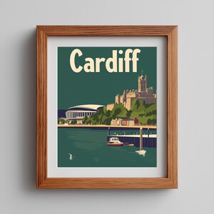 Può includere: Stampa artistica incorniciata con un design di poster di viaggio vintage di Cardiff. L'immagine mostra un castello, uno stadio e una scena sul lungomare con il nome della città in grandi lettere color crema su sfondo verde scuro.