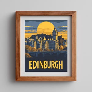 Può includere: Stampa artistica incorniciata raffigurante Edimburgo, Scozia, con un grande sole giallo che tramonta dietro lo skyline della città. La stampa include la parola "EDINBURGH" in lettere gialle in basso, su uno sfondo blu scuro.