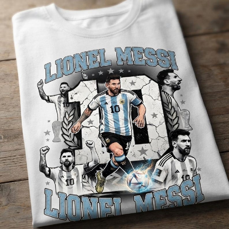 K&ouml;nnte beinhalten: Ein wei&szlig;es T-Shirt mit einem Grafikdruck von Lionel Messi im argentinischen Fu&szlig;balltrikot. Das Design enth&auml;lt den Text LIONEL MESSI, die Nummer 10, mehrere Bilder des Spielers in verschiedenen Posen und einen Fu&szlig;ball mit blauen Lichteffekten.