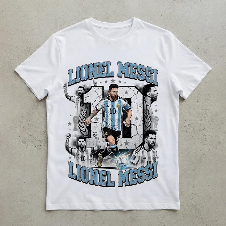 K&ouml;nnte beinhalten: Ein wei&szlig;es Kurzarm-T-Shirt mit einem Grafikdruck von Lionel Messi. Das Design enth&auml;lt den Text LIONEL MESSI, eine gro&szlig;e Nummer 10 und mehrere Bilder des Sportlers im argentinischen Fu&szlig;balltrikot sowie eine Grafik eines Fu&szlig;balls.
