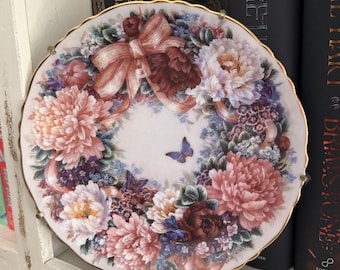 Dekorativ tallrik med vintageblommor och rosa band och fjärilar | Cottagecore Decor