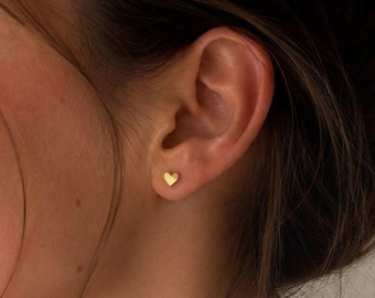 Winzige Goldherz Ohrstecker, Sterling Silber 925 Ohrringe, zierliche Goldherz Ohrstecker, minimalistischer wasserdichter Schmuck, Geschenk für sie, E001