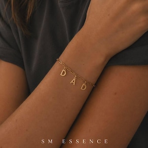 Pulsera con inicial personalizada, pulsera con letra personalizada, pulsera de acero inoxidable dorado, pulsera con nombre delicado, regalo para mamá, papá o amigo, B003