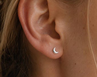 Puces d'oreilles minuscules lune, Boucles d'oreilles croissant de lune en argent sterling 925, Puces d'argent minimalistes, Bijoux célestes délicats, Boucles d'oreilles lune, E007