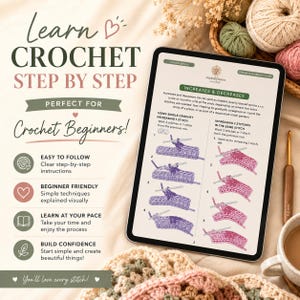 Puede incluir: Una tableta muestra instrucciones de ganchillo con el texto "Learn Crochet Step by Step" y "Crochet Beginners!". La imagen incluye hilo, un ganchillo y una taza de café, lo que sugiere un tema de manualidades.