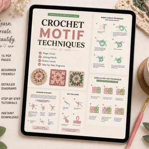 Könnte beinhalten: Ein digitales Häkelmuster auf einem Tablet. Der Bildschirm zeigt "CROCHET MOTIF TECHNIQUES" mit Diagrammen für magische Kreise und Knopflöcher. Das Tablet liegt auf einer weißen Oberfläche mit Garn, einem Häkelhaken und einer Tasse Kaffee.