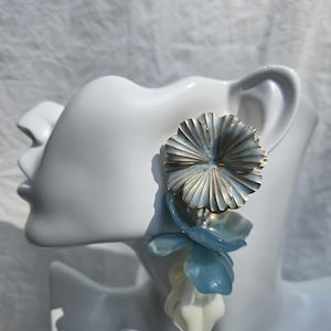 段々になった花柄のステートメントドロップイヤリング、多層の花のデザイン
