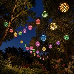 Può includere: Una catena di luci sferiche da esterno appese tra i rami degli alberi di notte. I globi presentano un motivo a reticolo ritagliato ed emettono una luce brillante in vari colori tra cui blu, verde, giallo, rosa, arancione e viola.