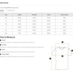 Pode incluir: Uma tabela de guia de tamanhos para uma t-shirt com colunas para tamanho, comprimento, ombro, peito e comprimento da manga em polegadas. Abaixo da tabela, um diagrama ilustra como medir o comprimento, ombro, peito e manga da pe&ccedil;a.