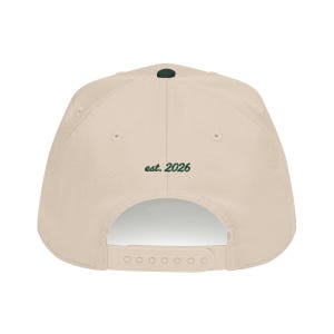 Puede incluir: Gorra de b&eacute;isbol beige con un bot&oacute;n verde oscuro en la parte superior. El texto "est. 2026" est&aacute; impreso en verde oscuro en la parte posterior de la gorra. La gorra tiene una correa ajustable.