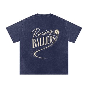 Vintage Raising Ballers Softball Mom Shirt afbeelding 1