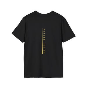 Pu&ograve; includere: T-shirt nera con grafica gialla verticale e la scritta "PYTHON INSIDE" stampata in giallo. La grafica &egrave; una serie di linee verticali. La maglietta &egrave; realizzata in un materiale morbido.