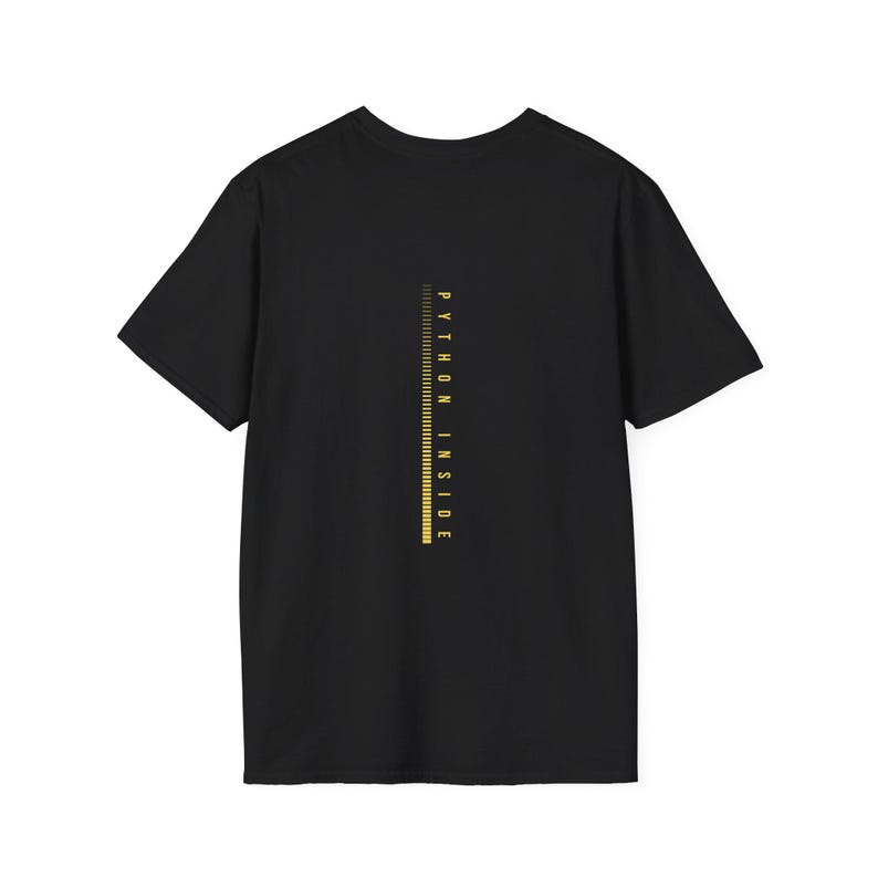 Pu&ograve; includere: T-shirt nera con grafica gialla verticale e la scritta "PYTHON INSIDE" stampata in giallo. La grafica &egrave; una serie di linee verticali. La maglietta &egrave; realizzata in un materiale morbido.