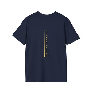 Pu&ograve; includere: T-shirt blu navy con un design giallo verticale e la scritta "PYTHON INSIDE". Il design &egrave; una serie di linee verticali. La maglietta &egrave; a girocollo e a maniche corte.