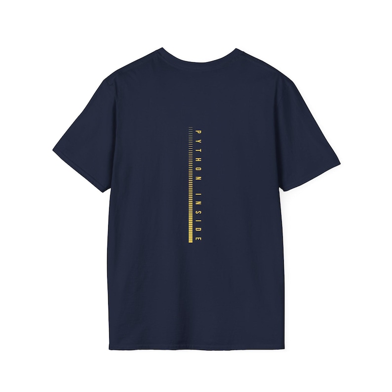 Pu&ograve; includere: T-shirt blu navy con un design giallo verticale e la scritta "PYTHON INSIDE". Il design &egrave; una serie di linee verticali. La maglietta &egrave; a girocollo e a maniche corte.