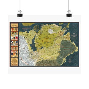Peut inclure: Une carte détaillée d'un monde fantastique, avec des masses terrestres dans des tons de vert, de jaune et de marron, entourées d'eaux bleues. La carte comprend des étiquettes textuelles pour des régions comme 'Ferelden' et 'Bannorn'. L'affiche est blanche.