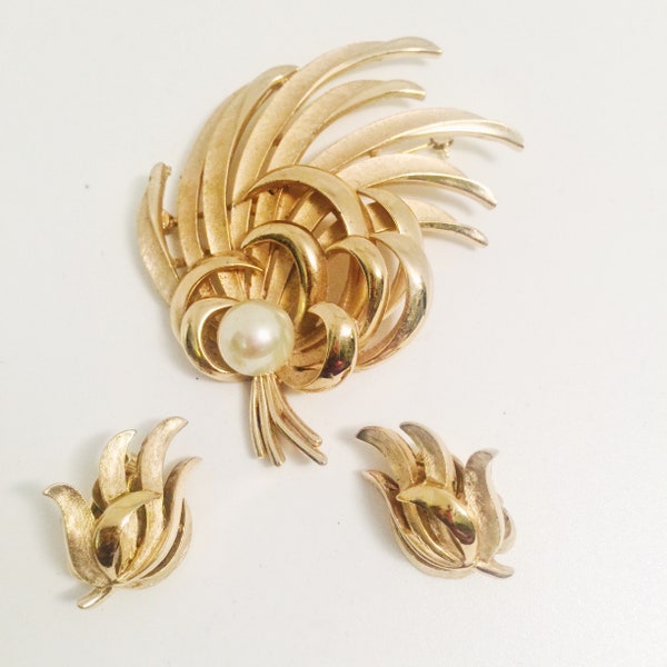 TRIFARI Vintage Jewelry Set, Brooch/Matching Clip On Earrings, Gold Tone, Pearl Accents