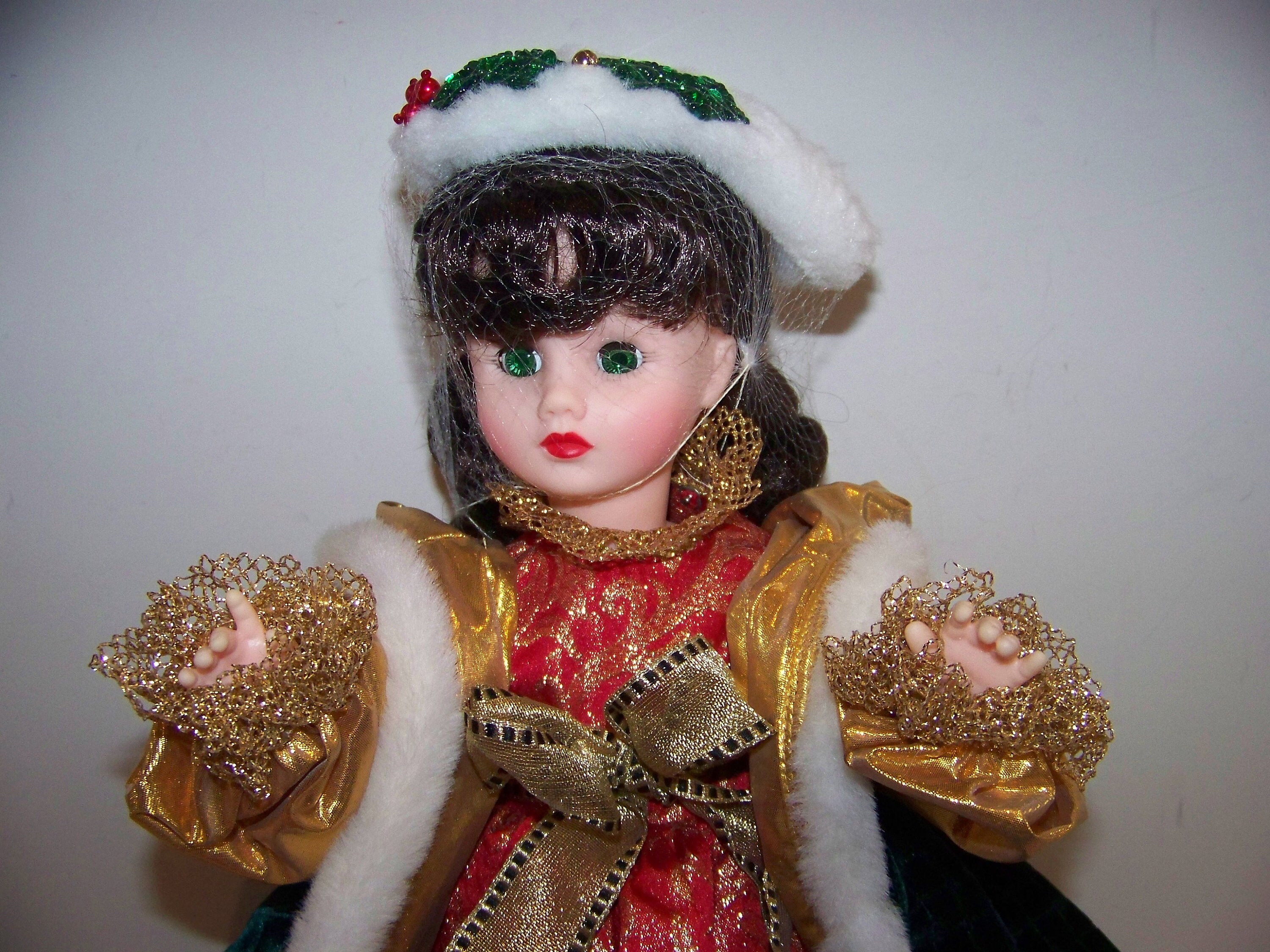 人形 Madame Alexander Colonial Christmas Doll Festive Gnome Collectible Doll | Madame Alexander Doll Company