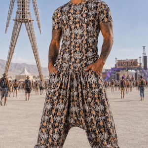 Könnte beinhalten: Ein kurzärmeliges T-Shirt mit Rundhalsausschnitt und eine dazu passende Pluderhose mit tiefem Schritt, die ein braun-schwarz-weißes Schlangenmuster aufweist. Die Hose verfügt über zwei Seitentaschen und elastische Bündchen an den Knöcheln.