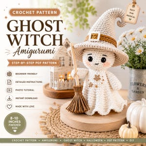 Könnte beinhalten: Eine Häkelanleitung für eine Geister-Hexe als Amigurumi-Puppe. Der Text lautet CROCHET PATTERN GHOST WITCH Amigurumi STEP-BY-STEP PDF PATTERN. Die weiße Puppe trägt einen spitzen Hut, hält einen braunen Besen und ist 20-25 cm groß.