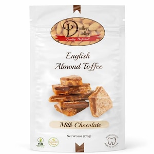 Könnte beinhalten: Eine weiße Tüte mit englischem Mandel-Toffee mit Milchschokolade. Die Tüte zeigt den Markennamen und eine Grafik von Mandeln. Die Toffeestücke sind gestapelt und haben eine goldbraune Farbe. Die Tüte ist mit "Glutenfrei" und "Nie klebrig" gekennzeichnet.