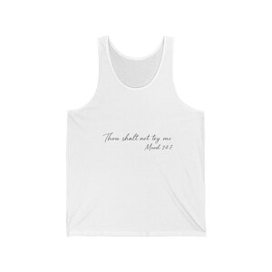 Könnte beinhalten: Weißes Tanktop mit dem Text "Thou shalt not try me Mood 24:7" in zarter Schreibschrift. Das ärmellose Oberteil hat einen Rundhalsausschnitt und ist aus einem weichen, leichten Material gefertigt.