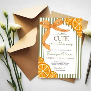 Könnte beinhalten: Eine rechteckige Babyparty-Einladungskarte mit grün-weiß gestreiftem Hintergrund, Orangenscheiben und einer großen orangefarbenen Schleife. Der Text lautet: a little CUTIE is on the way, zu Ehren von Brady Miller, Samstag, 20. Juni, 14:00 Uhr.