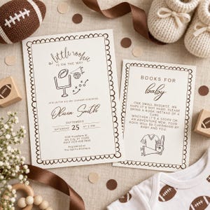 Peut inclure: Une invitation de baby shower et une carte de demande de livre avec du texte marron et des illustrations sur le thème du sport. L'invitation indique A little rookie is on the way pour Olivia Smith le 25 septembre. La carte inclut un maillot.