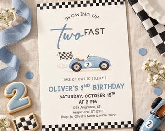 Op de afbeelding: Een rechthoekige verjaardagsuitnodigingskaart met een geblokte rand, een lichtblauwe raceauto met het nummer 2 en de tekst Growing Up Two Fast, Oliver's 2nd Birthday, Saturday, October 15th at 2 PM, 1234 Anyplace, ST, Anywhere, ST 12345.
