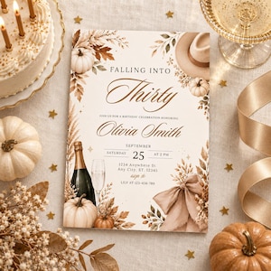 Op de afbeelding: Een rechthoekige verjaardagsuitnodigingskaart met de tekst FALLING INTO Thirty, Olivia Smith, September 25 en evenementdetails. Het ontwerp bevat aquarelillustraties van witte pompoenen, gedroogd gebladerte, een champagnefles, een glas en een strik.