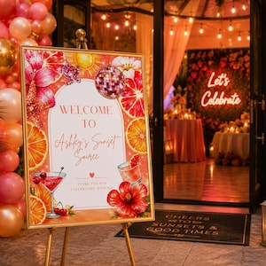 Może przedstawiać: Prostokątna tablica powitalna w złotej ramie z napisem WELCOME TO Ashley's Sunset Soiree oraz THANK YOU FOR CELEBRATING WITH US. Projekt zawiera akwarelowe ilustracje plasterków cytrusów, kuli dyskotekowej, koktajlu oraz kwiatów hibiskusa.