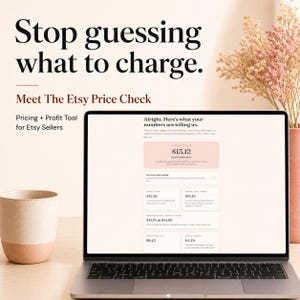 Peut inclure: Un écran d'ordinateur portable affichant l'outil Etsy Price Check, un calculateur de prix et de profit pour les vendeurs. L'interface présente des champs pour le prix recommandé, le profit par vente et la marge, avec le texte Stop guessing what to charge.