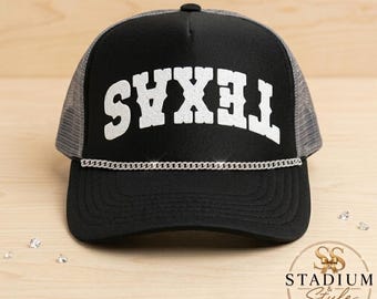 Boné Trucker Invertido do Texas com Corrente para Pingente | Boné de Tela Branco com Glitter do Texas | Boné Preto e Cinza para Dia de Jogo | Boné Snapback Estampado Moderno para Selfie