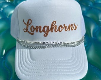 Boné Trucker Laranja Queimado para Dia de Jogo com Pingente de Corrente | Boné de Tela para Torcer pelo Time do Texas | Acessório para Dia de Jogo de Futebol Americano em Austin
