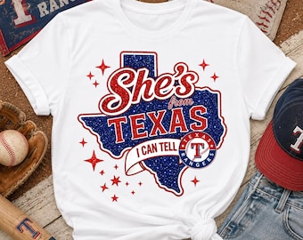 Camiseta azul e vermelha "Ela é do Texas" | Camiseta para o dia do jogo de beisebol do Texas | Camiseta para o dia de abertura da temporada | Roupas esportivas do Texas
