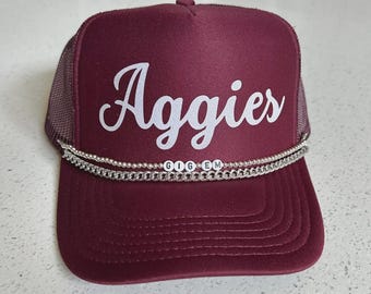 Boné Trucker Bordô para Dia de Jogo com Pingente de Corrente | Boné de Tela para Torcer pelo Texas | Faixa de Chapéu com Strass e Pérolas | Acessórios para Dia de Jogo de Futebol Americano