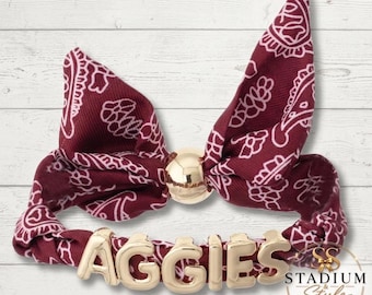 Pulseira deslizante estilo bandana bordô com letras douradas • Joias para o dia do jogo do Texas • Pulseira de tecido para demonstrar espírito universitário • Acessório bordô para torcedores antes do jogo