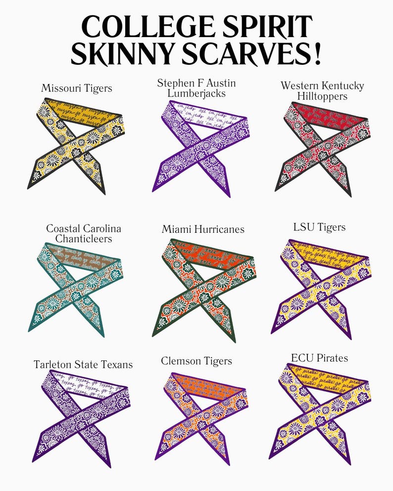 Op de afbeelding: Negen smalle sjaals met de titel College Spirit Skinny Scarves, elk met een uniek kleurenschema en bloemenpatroon met herhalende team-specifieke tekst. De ontwerpen omvatten Missouri Tigers, Stephen F Austin Lumberjacks, Western Kentucky Hilltoppers, Coastal Carolina Chanticleers, Miami Hurricanes, LSU Tigers, Tarleton State Texans, Clemson Tigers en ECU Pirates.
