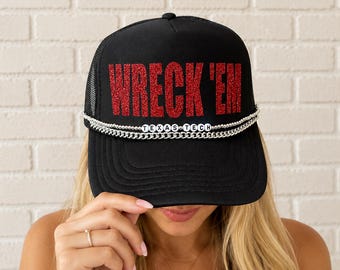 Boné Trucker Preto e Vermelho para Dia de Jogo com Pingente de Corrente | Boné de Tela West Texas Spirit | Faixa Vermelha com Glitter para Boné Universitário | Acessório para Dia de Jogo de Futebol Americano