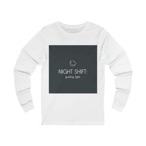 Night Shift Guiding Light långärmad tröja | Motiverande citatkläder