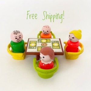 Vintage Fisher Price Little People familie en tafel met stoelen, eetset met familie, FPLP, speelfamilie, bruine formele tafel, groene stoelen