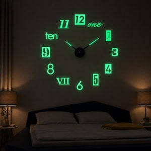 Puede incluir: Un reloj de pared con números y texto que brillan en la oscuridad. La pantalla incluye los números 12, 11, 9, 8, 3, 4, 5, 6, la palabra one, la palabra ten y el número romano VII. Dos manecillas negras están en el centro de la pared.