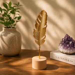 Sculpture en métal représentant une plume dorée (1 pièce), ornement en forme de feuille, décoration botanique pour bureau ou étagère, style minimaliste, cadeau moderne pour la maison